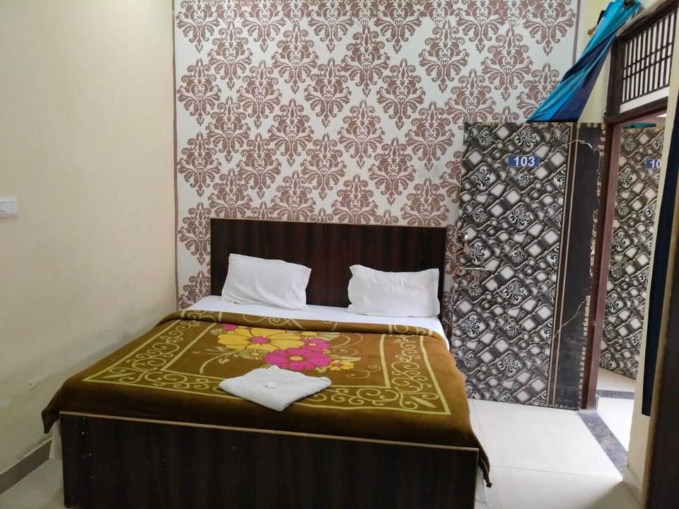 Basic Double Room | Desk, laptop workspace, soundproofing, free WiFi