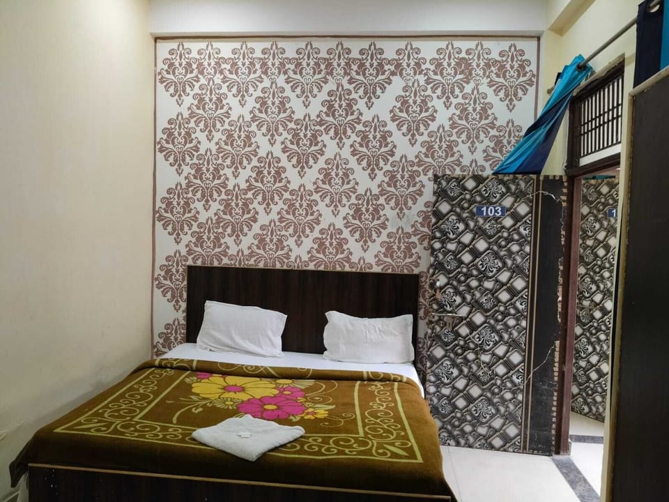 Classic Triple Room | Desk, laptop workspace, soundproofing, free WiFi