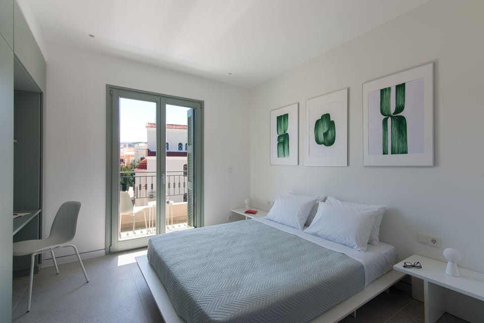 It is a spacious bedroom with a double bed a TV and an air concion