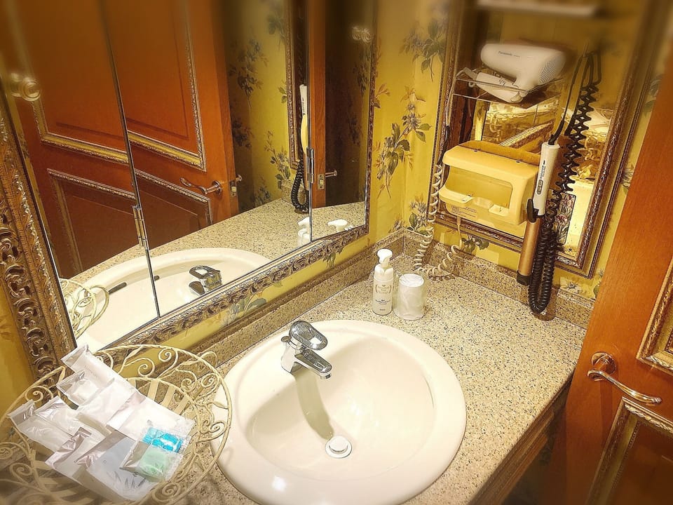 Basic Double Room | Bathroom