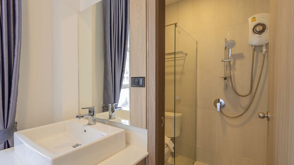 Deluxe Triple Room | Bathroom | Shower, rainfall showerhead, towels, soap