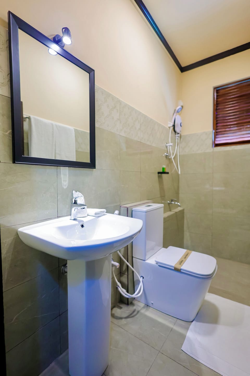 Shower, rainfall showerhead, free toiletries, hair dryer