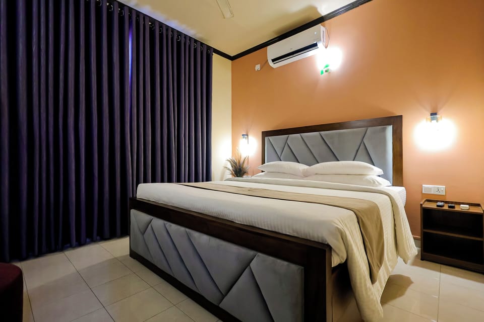 Egyptian cotton sheets, premium bedding, individually furnished, desk