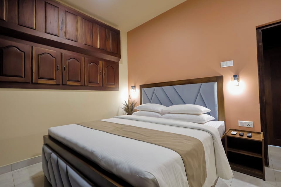 Egyptian cotton sheets, premium bedding, individually furnished, desk
