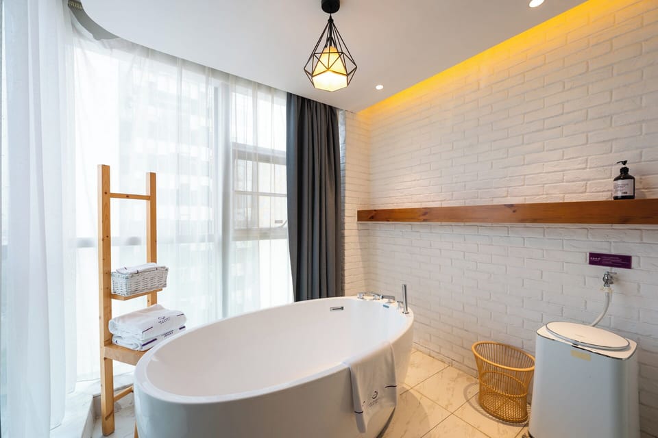 Luxury Room, 1 Queen Bed | Bathroom | Shower, rainfall showerhead, free toiletries, hair dryer