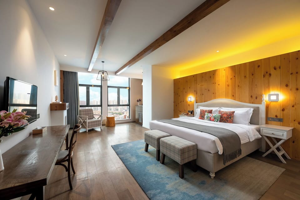 Luxury Room, 1 Queen Bed | Premium bedding, desk, laptop workspace, blackout drapes