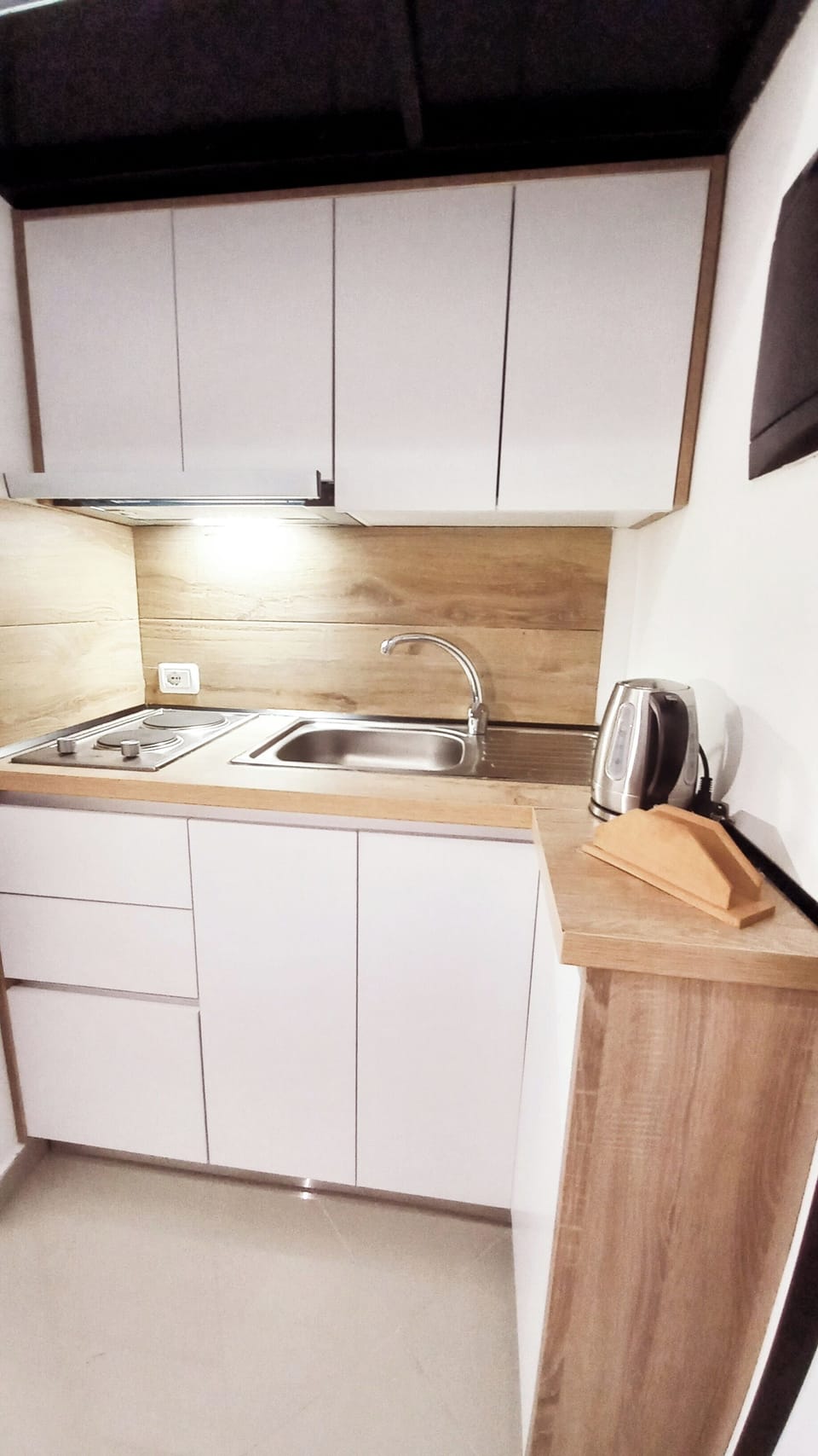 Deluxe Studio, Courtyard View | Private kitchen | Fridge, microwave, oven, stovetop