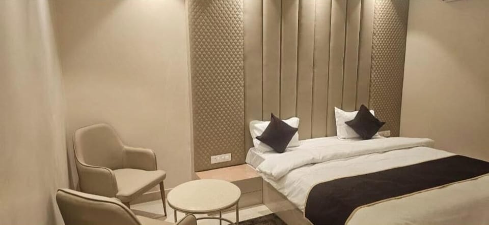 Deluxe Room, Balcony | Desk, free WiFi