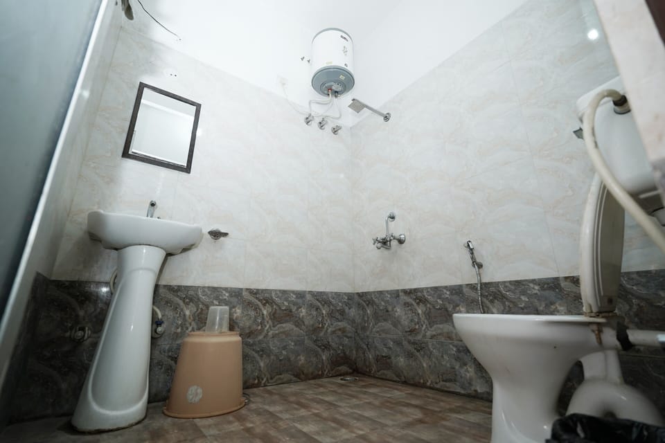Classic Double Room | Bathroom | Shower, towels, soap, toilet paper