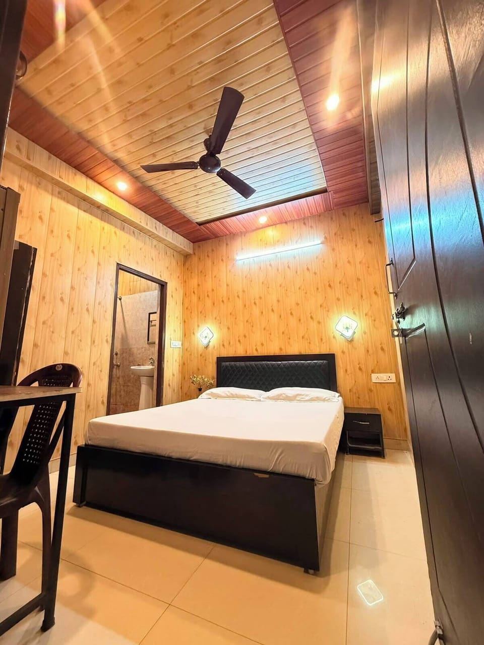 Classic Double Room | Desk, WiFi (free), bed sheets