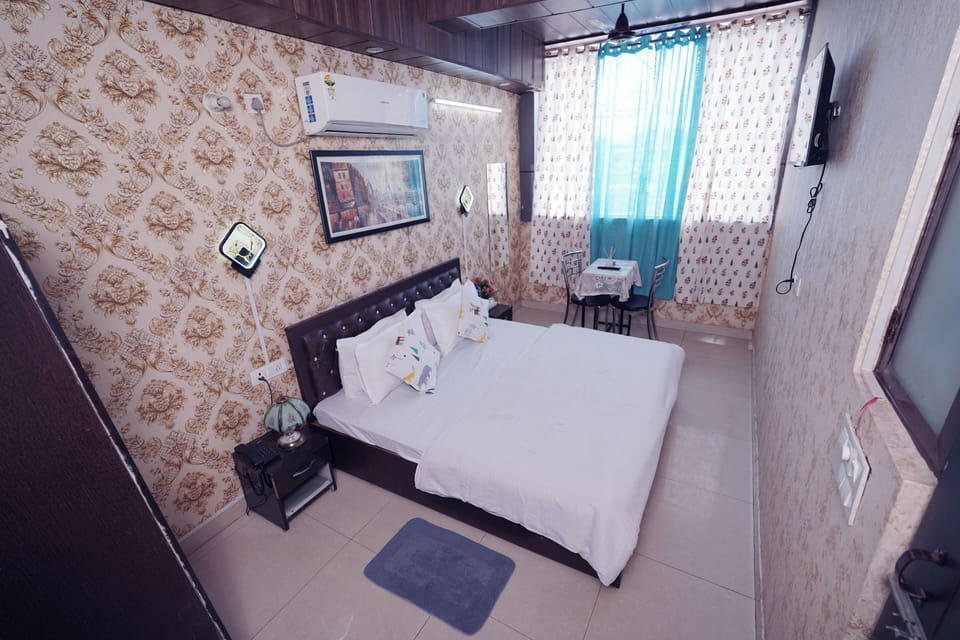 Superior Suite | Desk, free WiFi, bed sheets