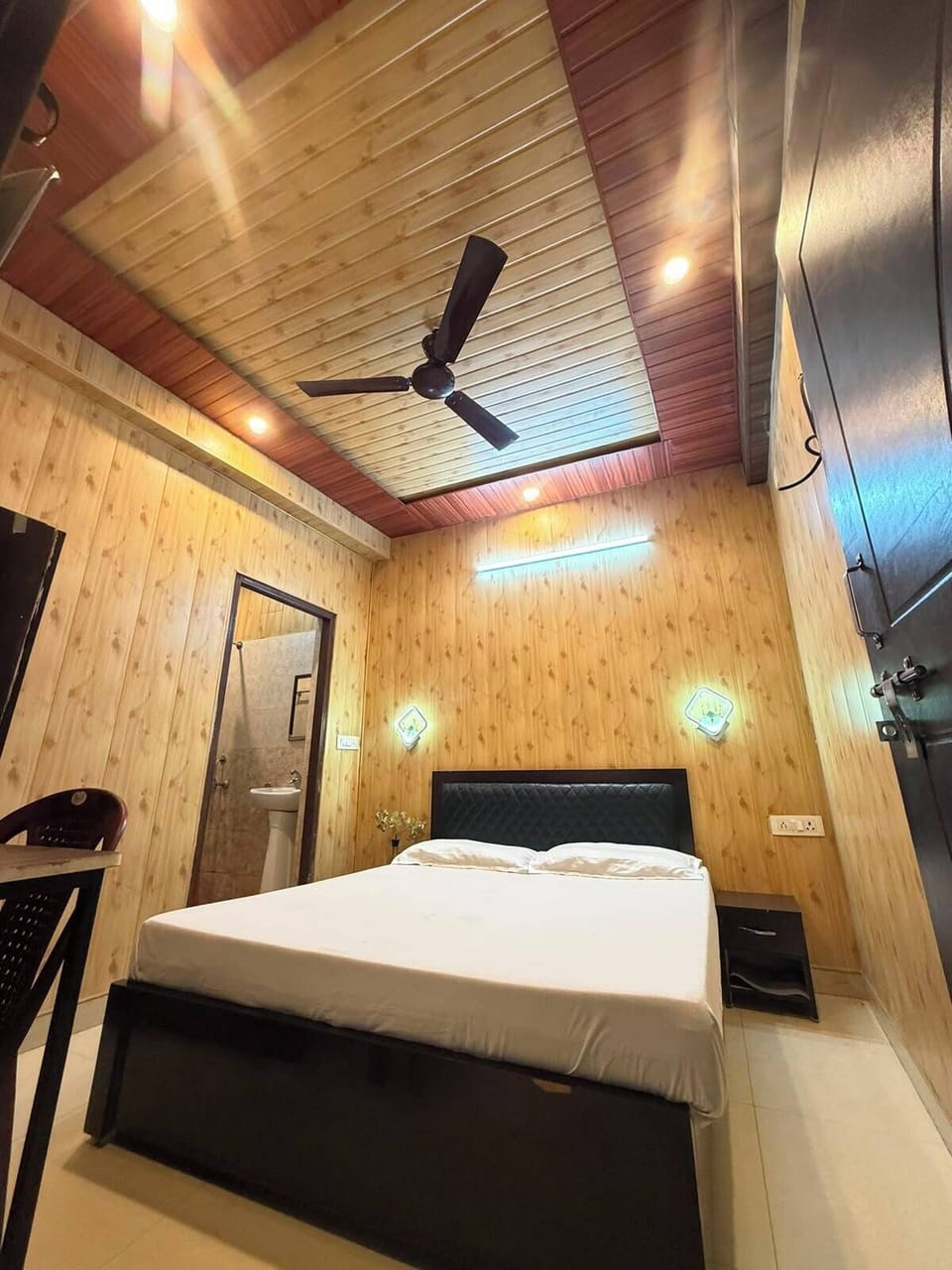 Classic Double Room | Desk, WiFi (free), bed sheets