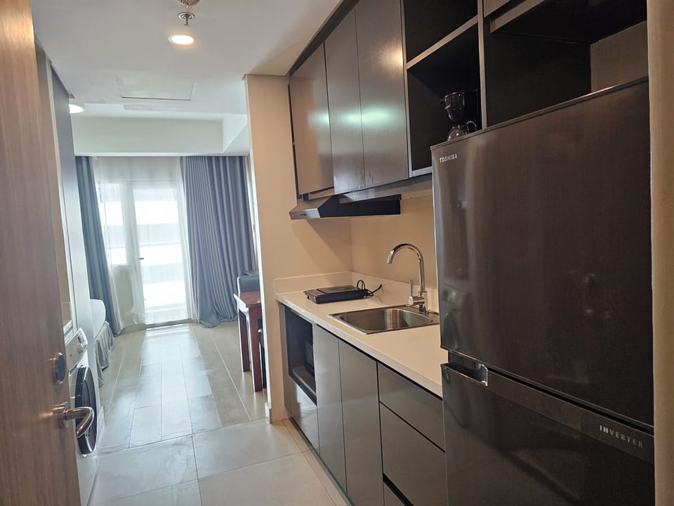 Standard Studio, City View | Private kitchen | Full-size fridge, microwave, stovetop, electric kettle
