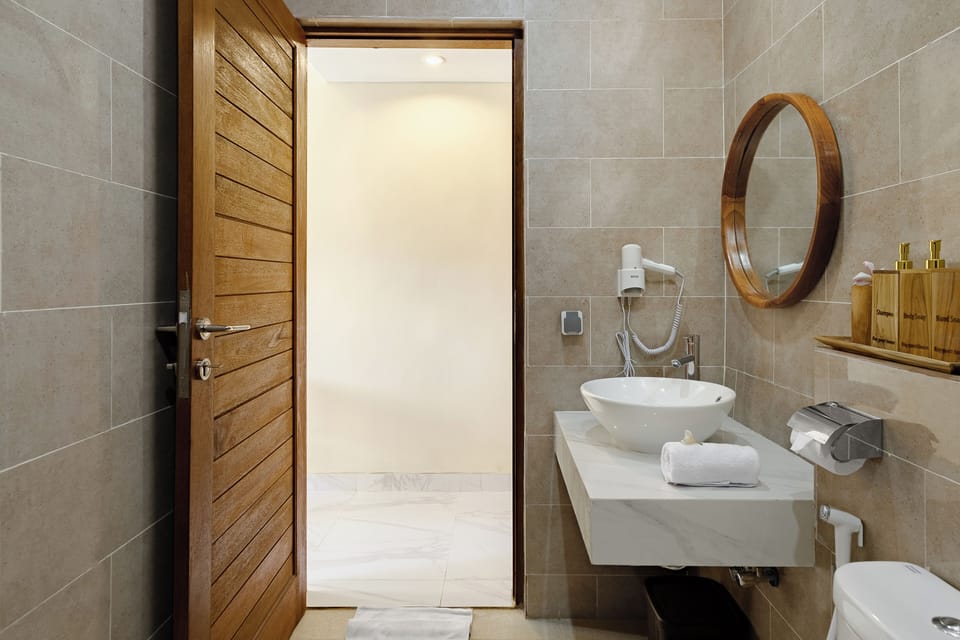 Superior Room, Balcony, Lake View | Bathroom | Free toiletries, slippers, soap, shampoo