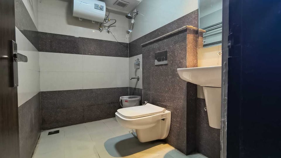 Deluxe Room, City View | Bathroom | Shower, free toiletries, towels, soap
