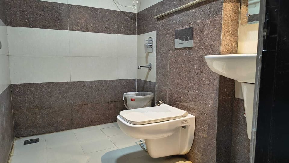 Deluxe Room, City View | Bathroom | Shower, free toiletries, towels, soap