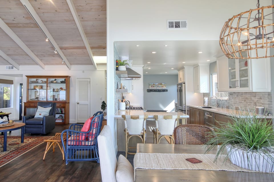 Open-concept dining for six with endless ocean views. Enjoy the private patio’s fire table, BBQ grill, and al fresco dining under sunset skies.