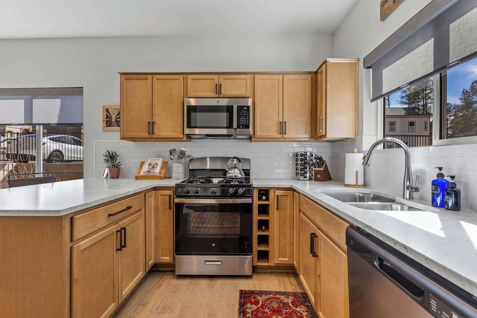 Fully stocked kitchen! Whip up a delicious meal here!