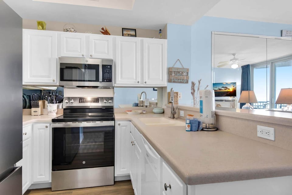 Condo, 1 King Bed with Sofa bed (Inn At Summerwind 304 - Hooked on the) | Private kitchen | Oven, toaster