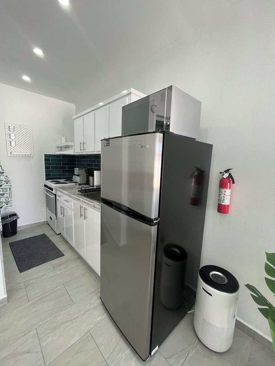 Comfort Apartment, 2 Queen Beds, Kitchen, Poolside | Private kitchen | Coffee/tea maker, toaster, cleaning supplies