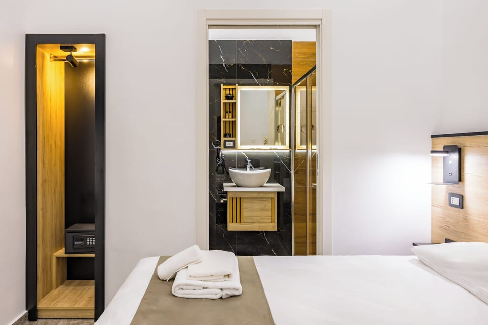 Economy Double or Twin Room | Desk, laptop workspace, free WiFi