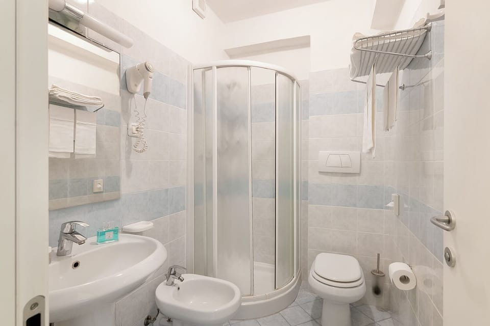 Standard Double Room | Bathroom | Towels