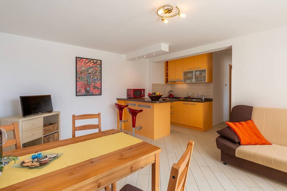 Living room (dining table, TV, bar, kitchen, sofa)