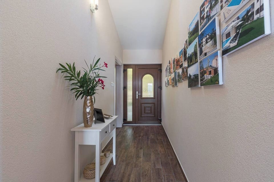 Hallway (to apartments LIME, YELLOW, ORANGE) (1)