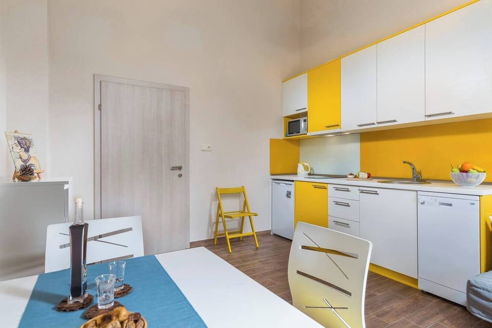 Living room (dining table, kitchen)