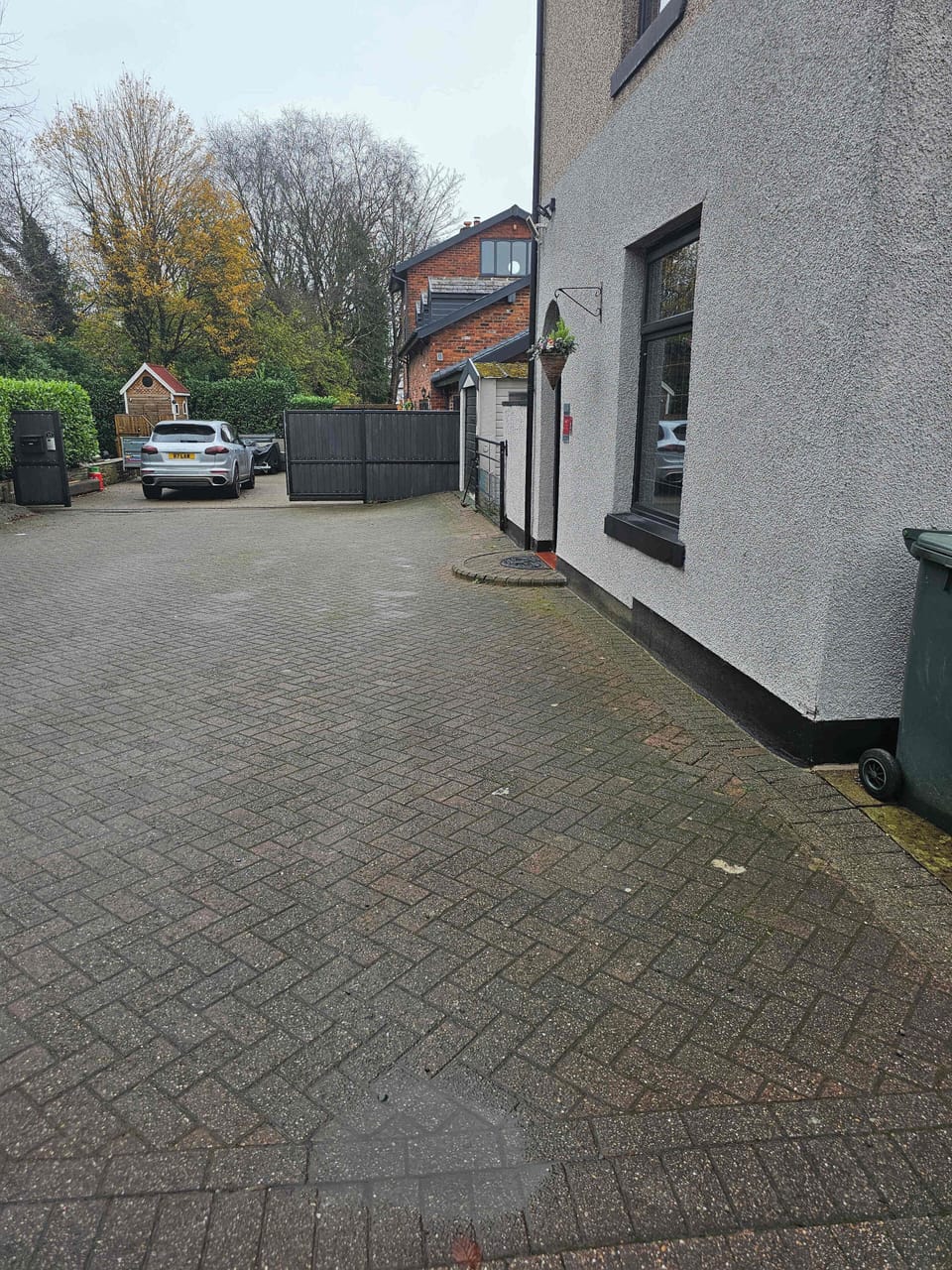 On-site parking to the right
Convenient on-site parking for guests on the right-hand side of the property at Hosterooo (Rochdale), making arrivals and day trips simple and stress-free.
