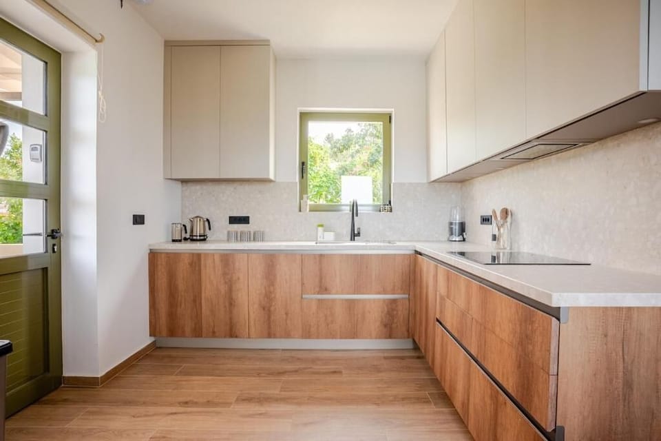 Kitchen - access to a second balcony and to living room