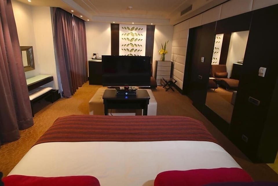 Executive Suite | Premium bedding, minibar, in-room safe, iron/ironing board
