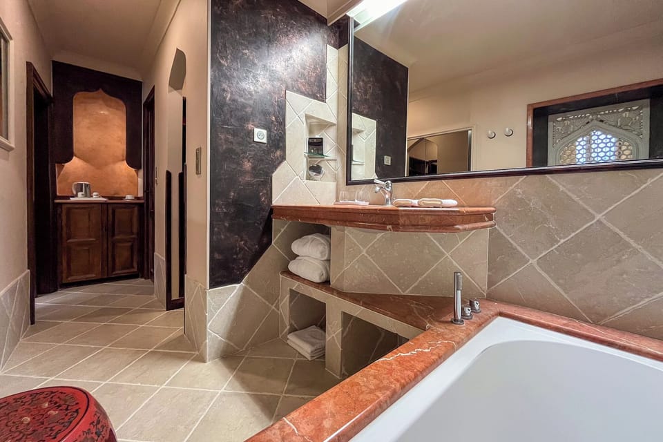 Syrinx | Bathroom | Hair dryer, bathrobes, slippers, towels