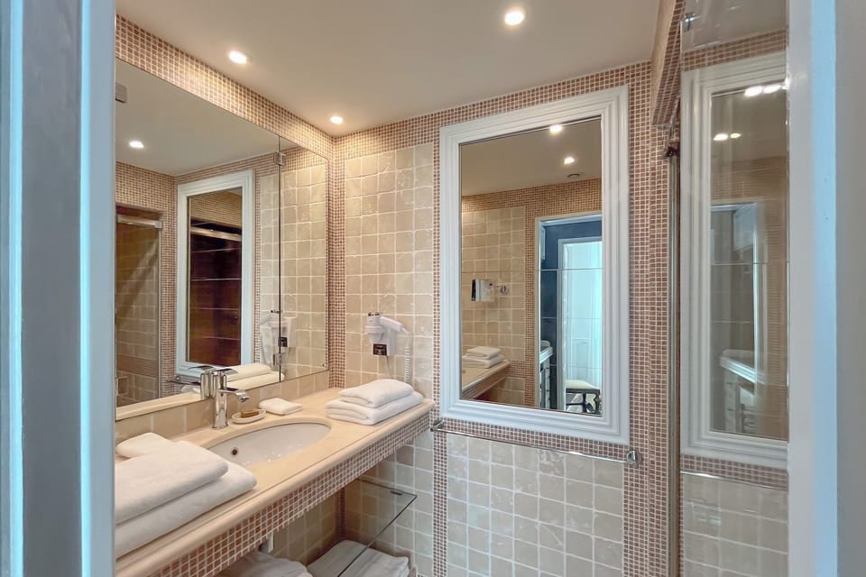 Calliope | Bathroom | Hair dryer, bathrobes, slippers, towels