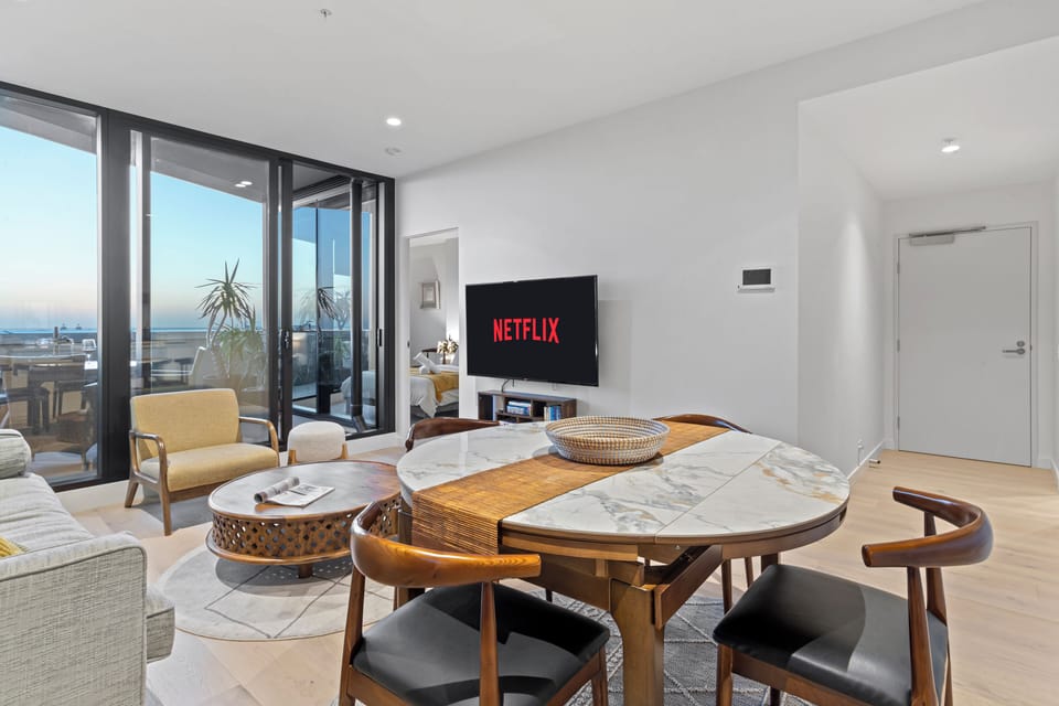 Living room (view to balcony)