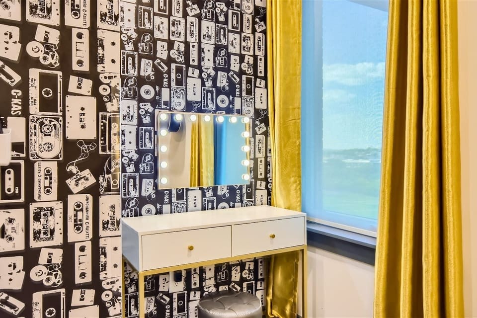 Vanity Room: Get ready in style with a retro vibe and bright, glam lighting for selfies!