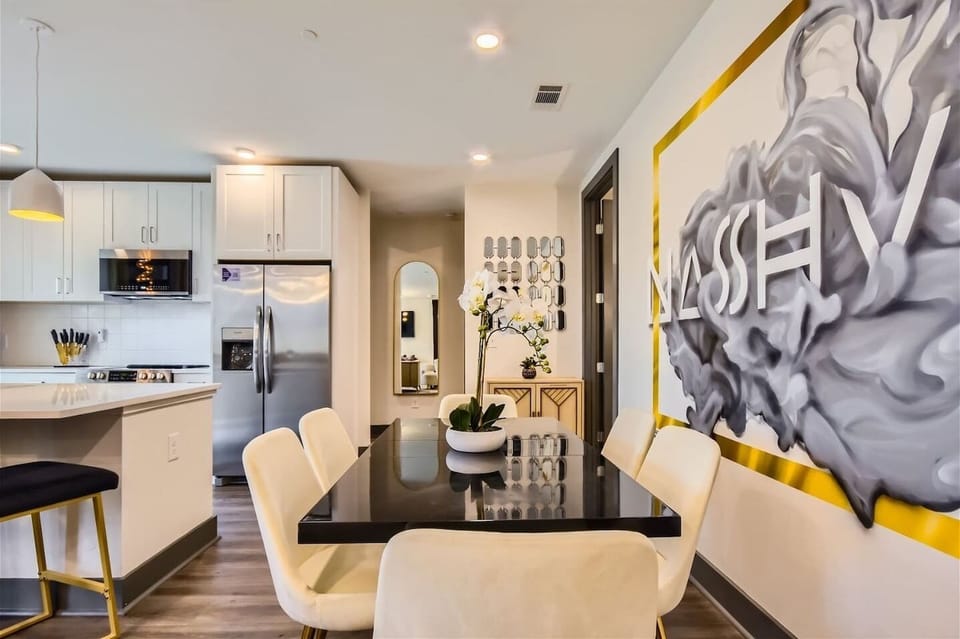 Dining Area: Bright and inviting, perfect for memorable meals with friends and family!