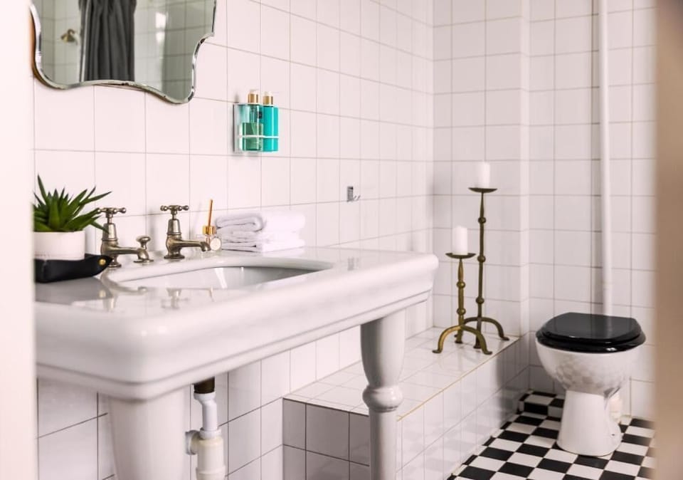 Deluxe Suite, Sea View | Bathroom | Shower, towels, soap, shampoo