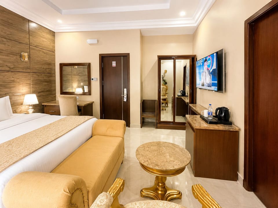 Deluxe Room | Hypo-allergenic bedding, individually furnished, desk, laptop workspace