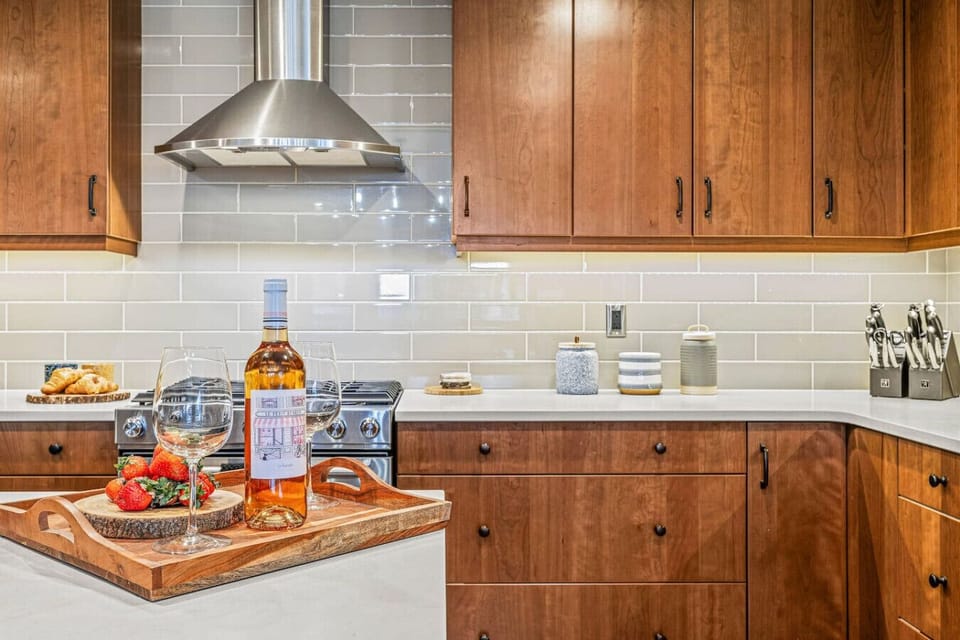 Kitchen island and fully equipped kitchen.
