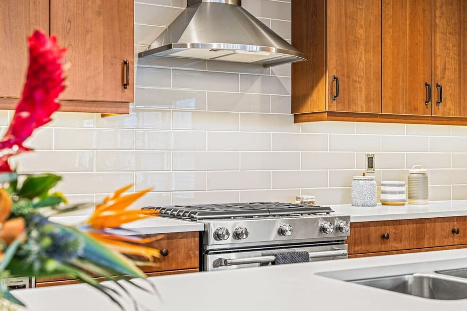 Kitchen island and fully equipped kitchen.