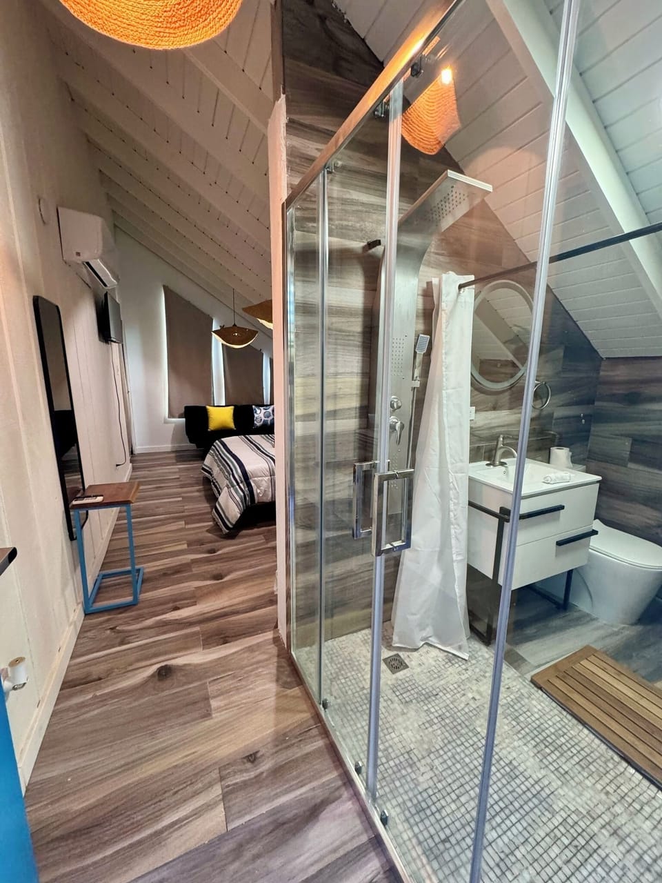 Superior Double Room, Balcony | Bathroom | Shower, hair dryer, towels, soap
