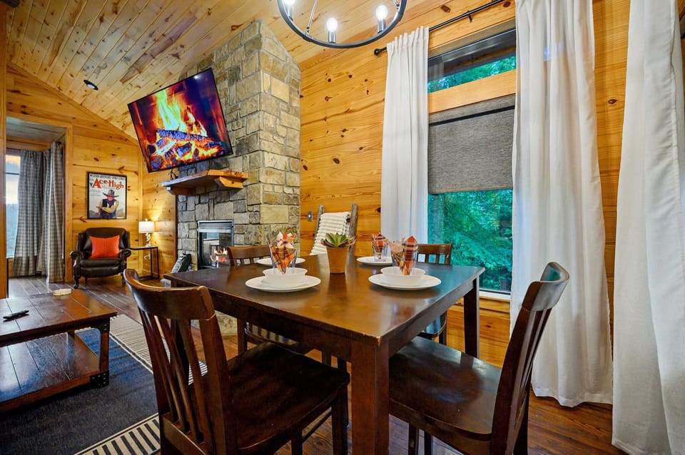 Open concept dining seats 4