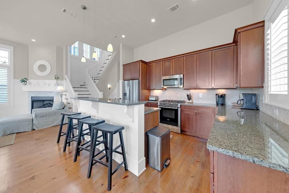 House, Multiple Beds (Cypress Rose) | Private kitchen | Oven, toaster