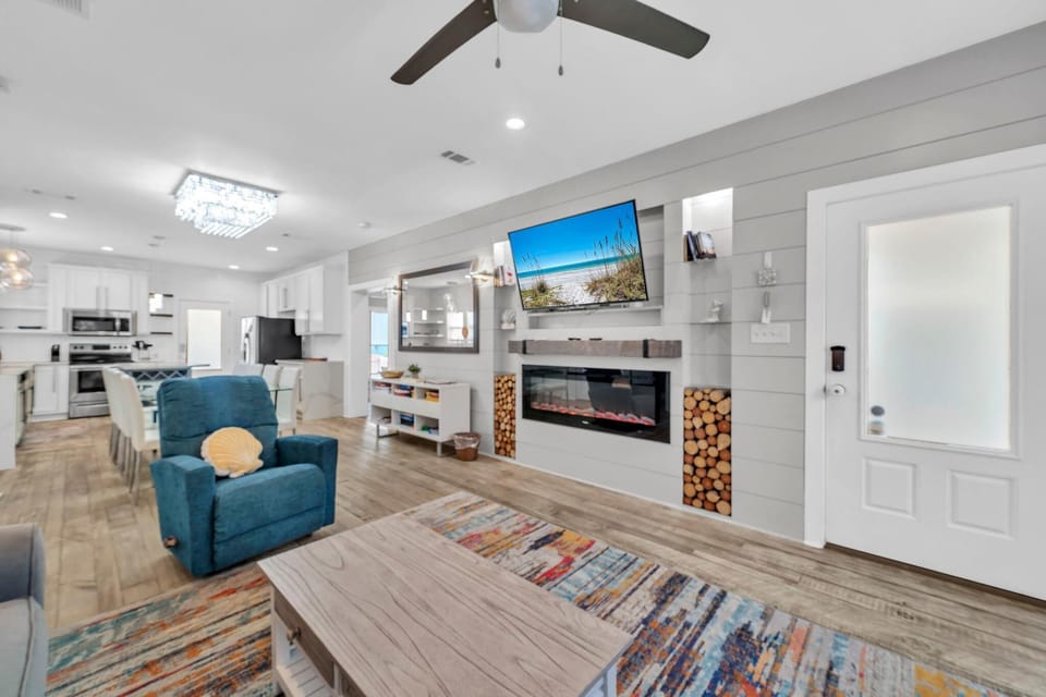 House, Multiple Beds (Kitties Koop) | Living area | TV