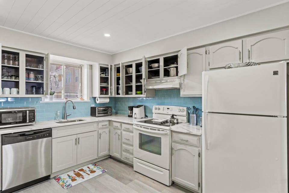 Full kitchen 