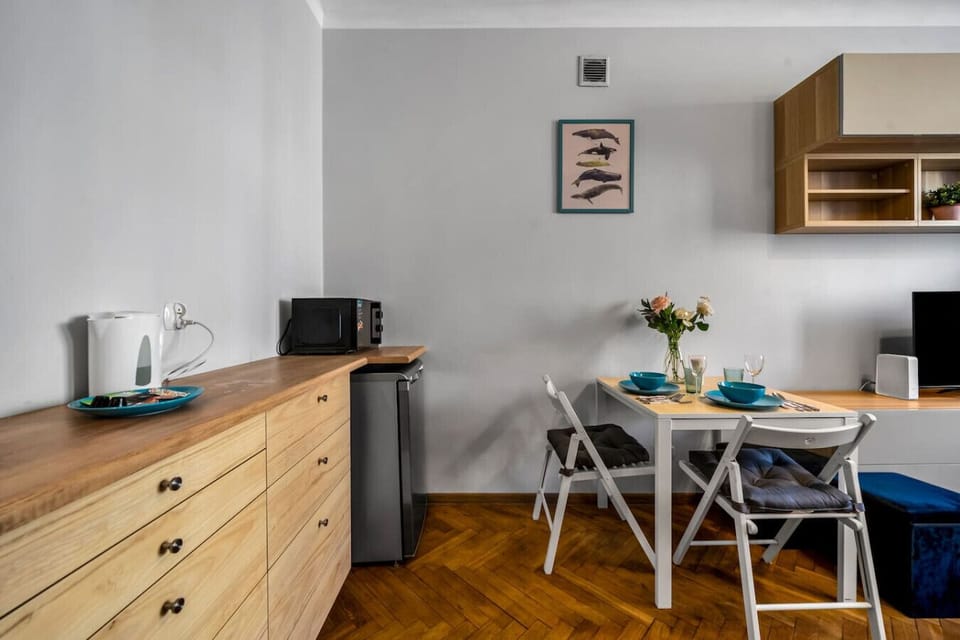 Kitchen with Microwave | Book Now with RENTUJEMY.COM
