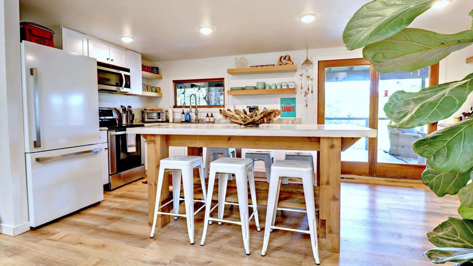 Fully stocked kitchen with island and seating for 6