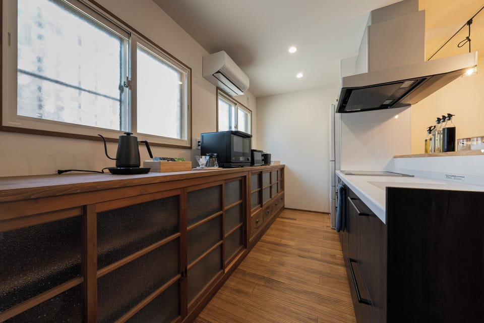 Full-size fridge, microwave, oven, stovetop
