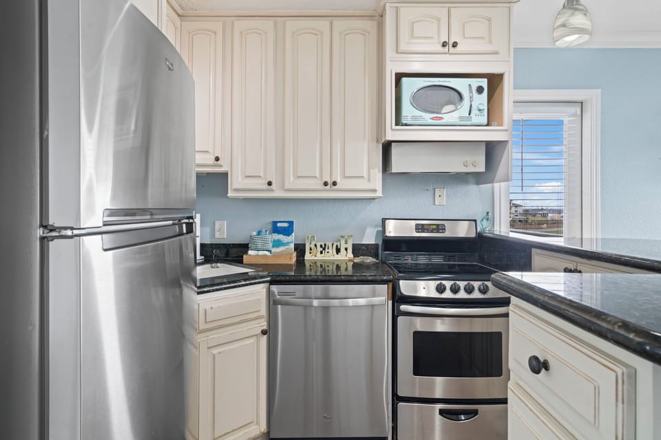 Full size appliances in this little kitchen,